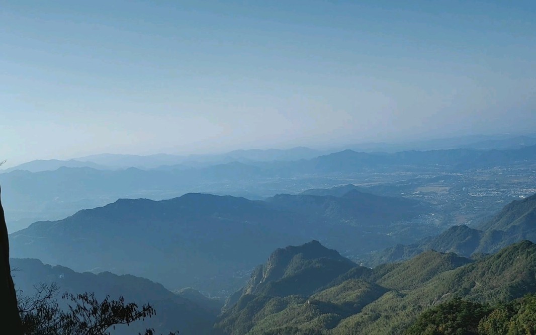 昔在九江上,遥望九华峰.天河挂绿水,秀出九芙蓉